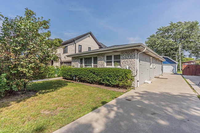 Building Photo - 534 Lawler Ave
