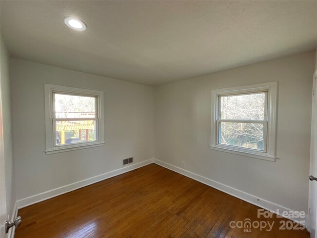 Building Photo - 424 E Walnut Ave