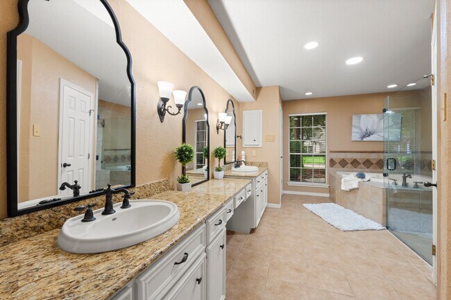 Building Photo - 16815 Memorial Oaks Ln