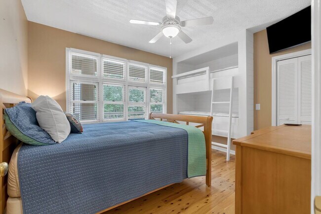 Building Photo - 2 Bedroom, 2 Full Bathroom Condo in a Gated Keowee Key Community