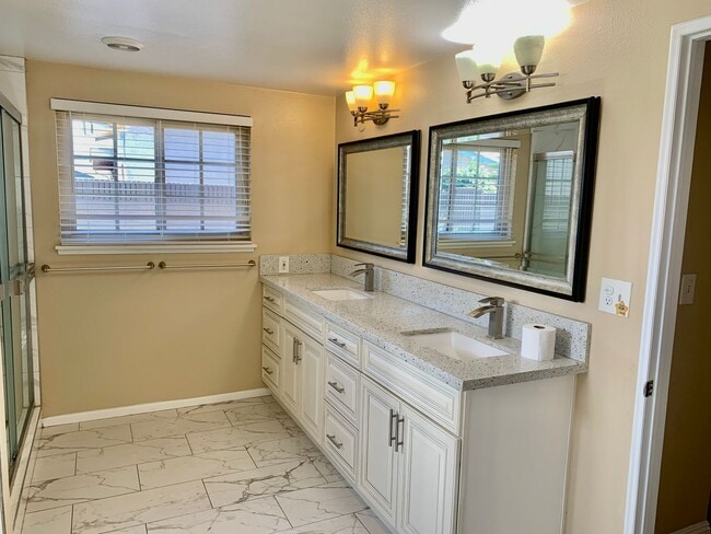 Building Photo - Charming Single Story Home