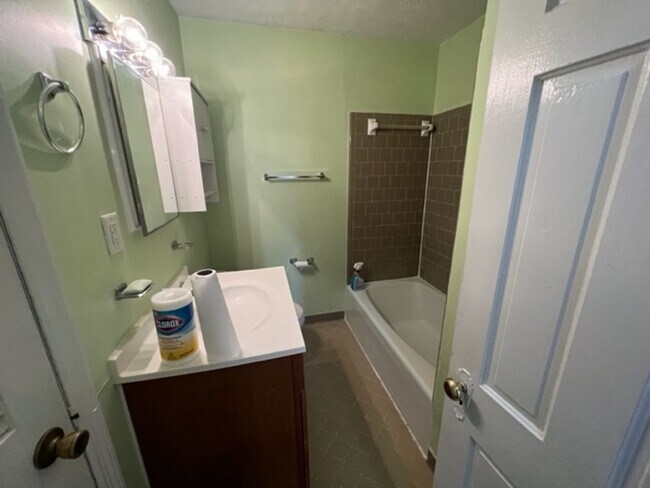 Building Photo - Charming 2 bed 1 bath house in Five-Points!