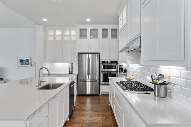 Building Photo - 304 Gulfton St