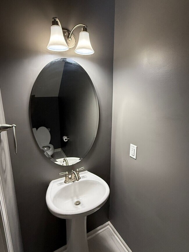 Building Photo - Gorgeous 3 Bed 2.5 Bath Plus Loft Home on ...