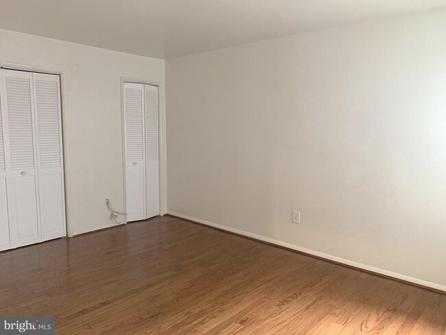 Building Photo - Beautifully updated 2 bd 1 bth patio level...