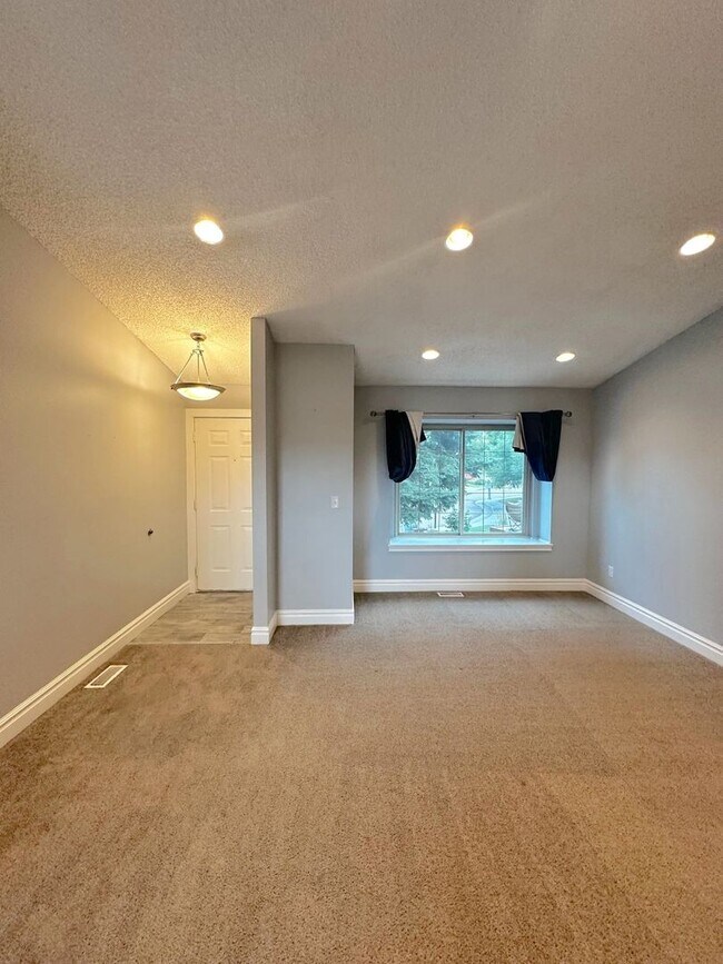 Building Photo - Move in ready home in 80918!