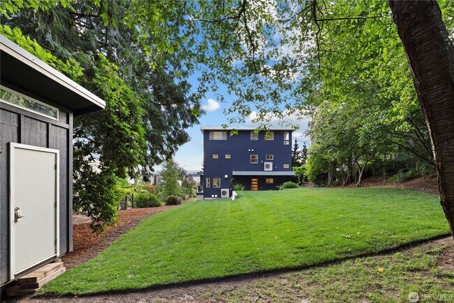 Building Photo - 6304 Lakeview Dr