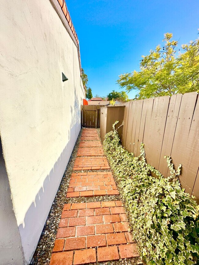 Building Photo - Sweet Single-Story, Completely Detached, Home in the Picturesque Fallbrook Village HOA Community!