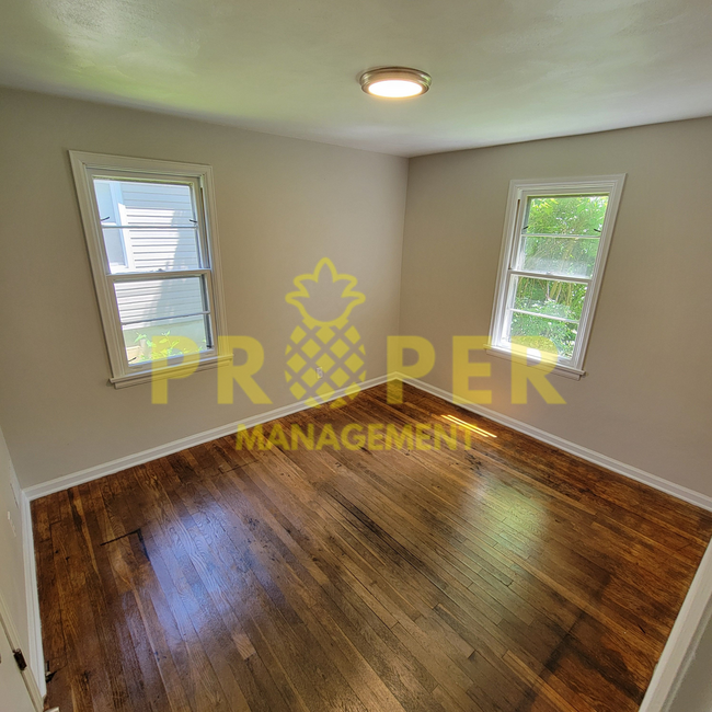 Building Photo - 4 bed, 1.5 bath cape code with basement an...