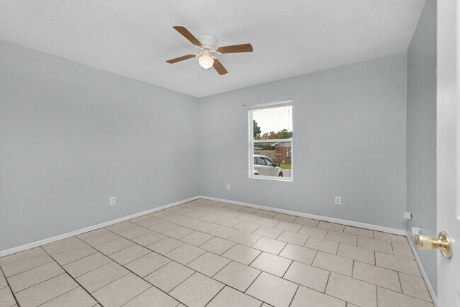 Building Photo - 3353 Greenbriar Circle, Unit B