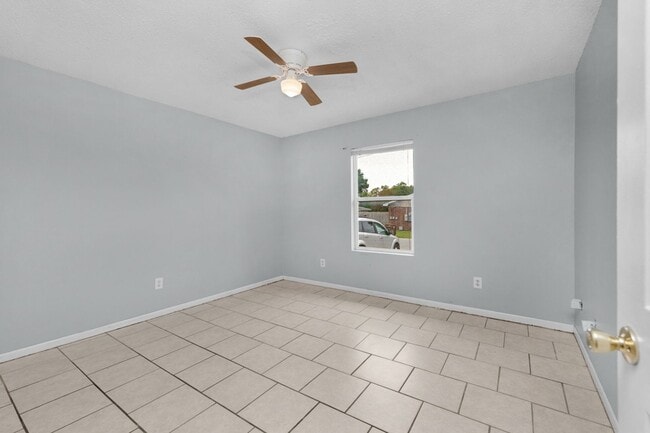Building Photo - Fresh, Cozy, & Totally Updated — Move Righ...