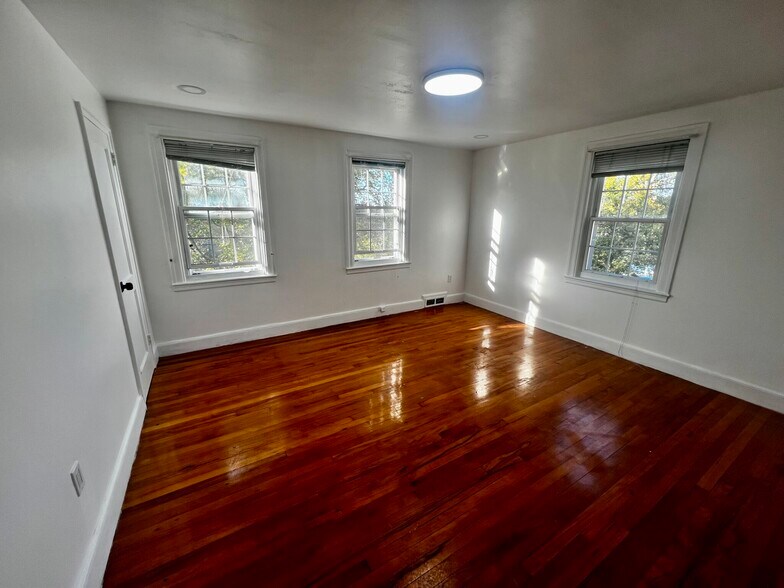 Primary Photo - 22 Bateman St