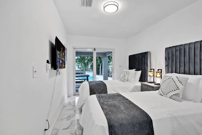 Building Photo - 2065 SW 28th Terrace