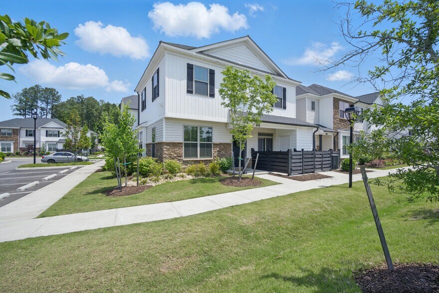 Building Photo - 606 Kathy Ann Way W