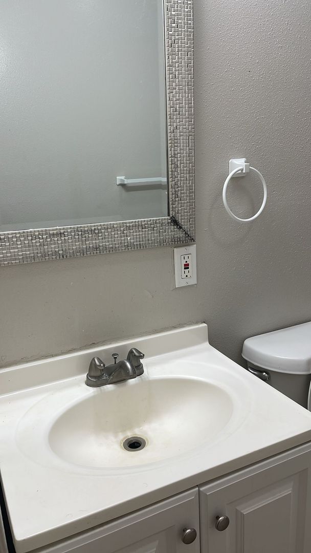 Building Photo - Completely Renovated 2 Bedroom House!