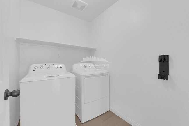 Building Photo - 4066 Painted Lady Ave