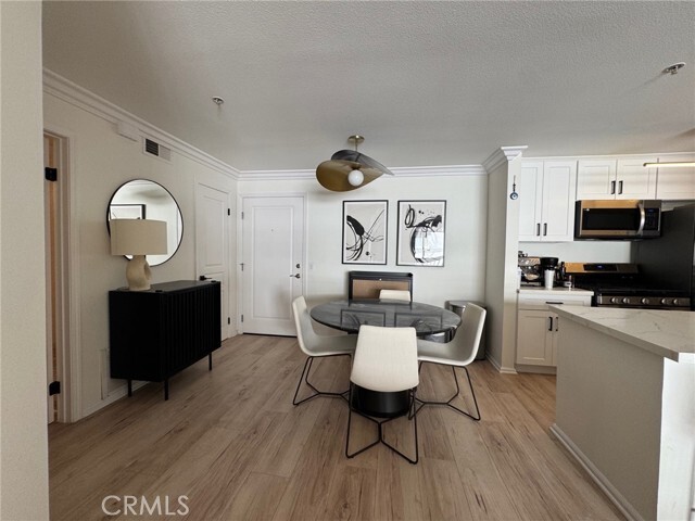 Building Photo - 7320 Hawthorn Ave