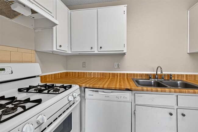 Building Photo - 7407 Alegria Dr