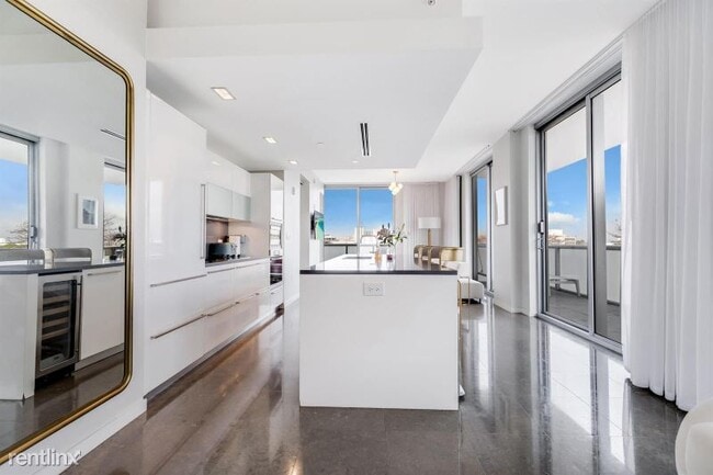 Building Photo - 220 21st St