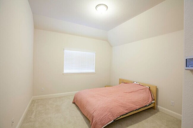 Building Photo - 1614 Thoroughbred Ln