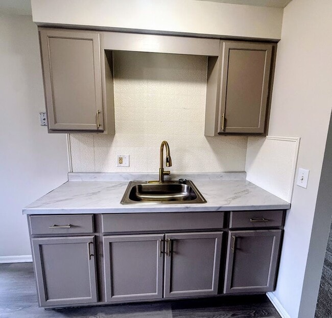 Building Photo - Two bedroom one bathroom apartment for rent