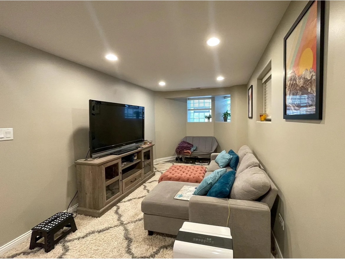 Building Photo - 2730 N Wilton Ave