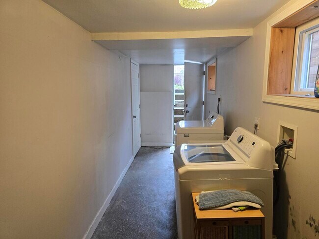 Building Photo - 546 Judson Ave