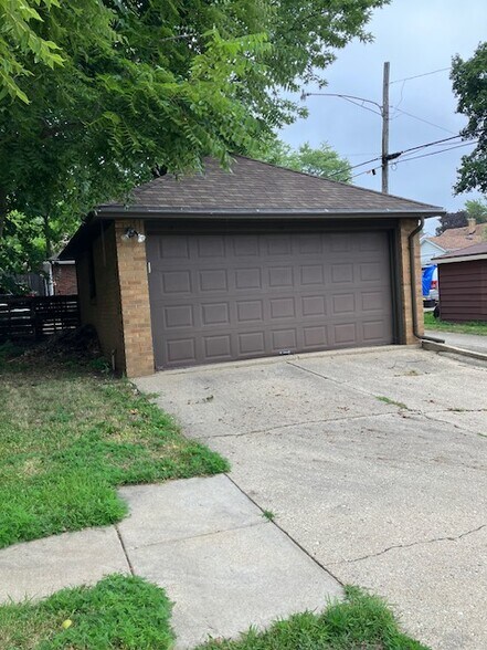 Garage with opener - 1114 20th St