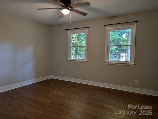 Building Photo - 1301 Sharon Dr
