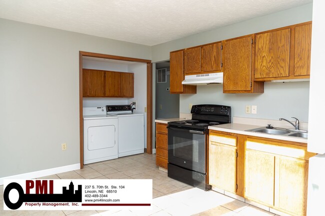 Building Photo - 2 Bedroom and 1 Bathroom Duplex Available ...