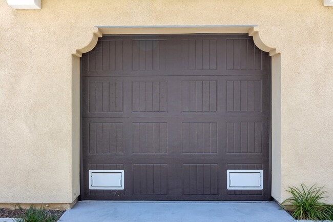 Building Photo - SOUTHCOVE Luxury: SPACIOUS TOWNHOME with O...