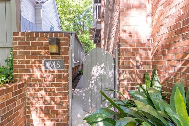 Building Photo - 648 Cleburne Terrace NE