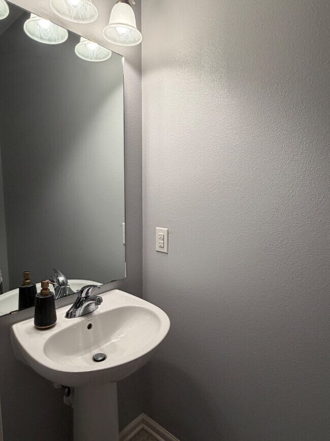 Building Photo - Charming 3-Bed 2.5-Bath Townhouse with Granite Finishes Near Jordan Creek Town Center