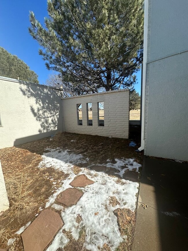 Building Photo - 2 Bed Brick House! Golf Course View!