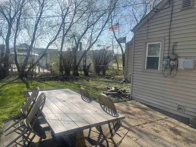 Building Photo - 2363 E Maple Rd