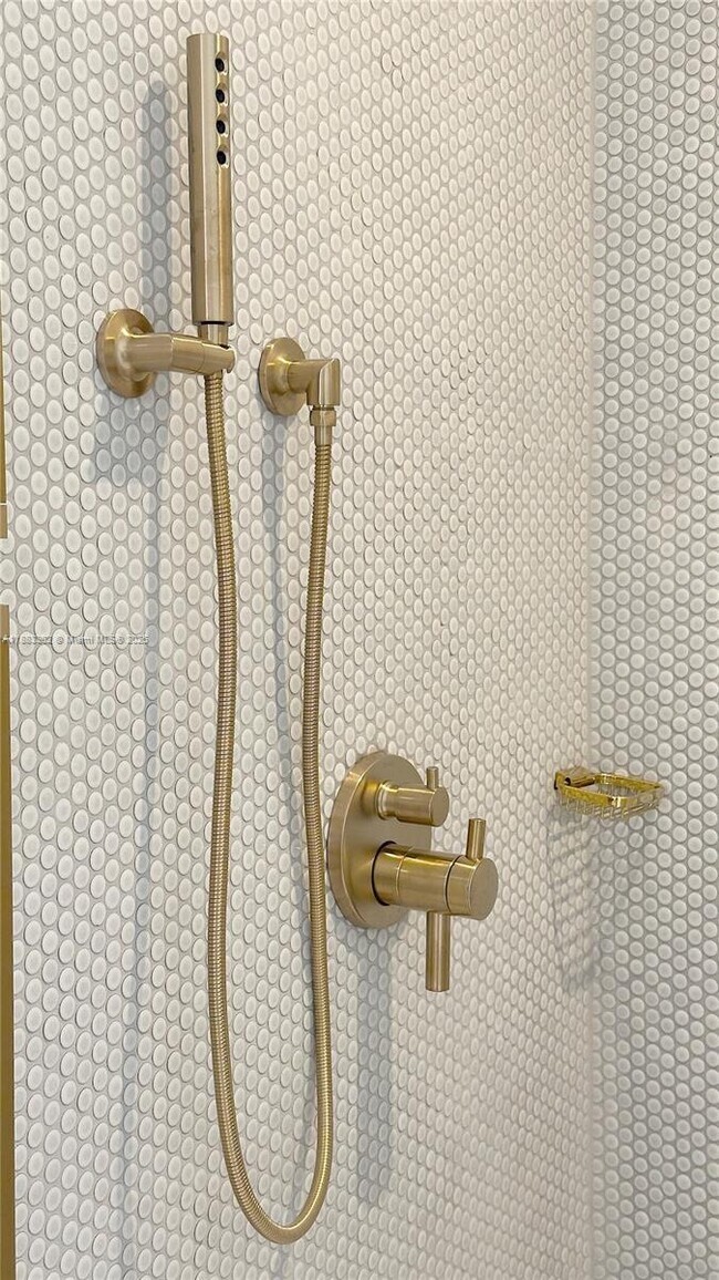 Building Photo - 2655 S Bayshore Dr