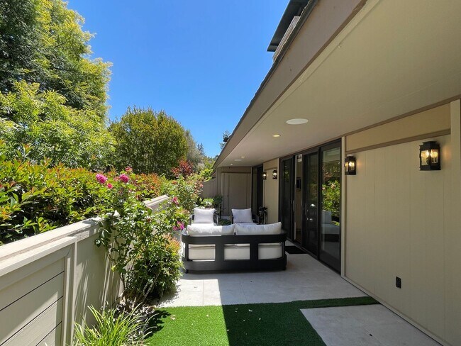 Building Photo - Luxury townhouse, close to town, easy comm...