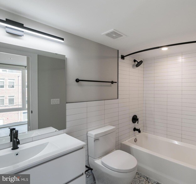 Building Photo - 6604 Ridge Ave