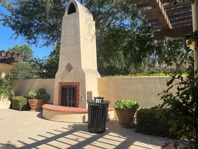 Building Photo - Beautiful detached home in Quail Hill. 2 M...