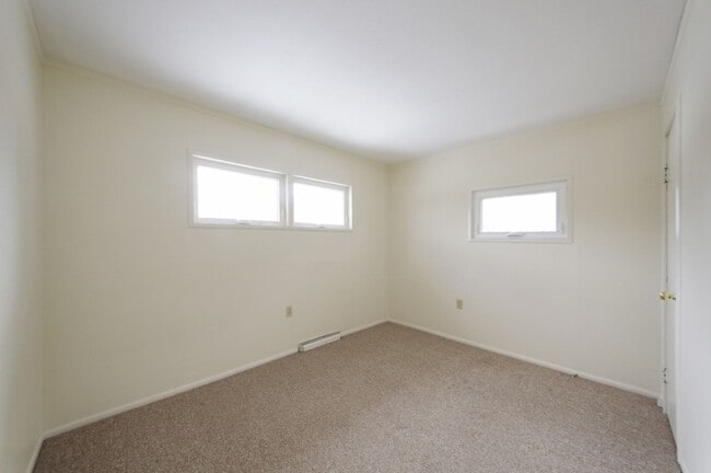Building Photo - Crestmont Avenue House!