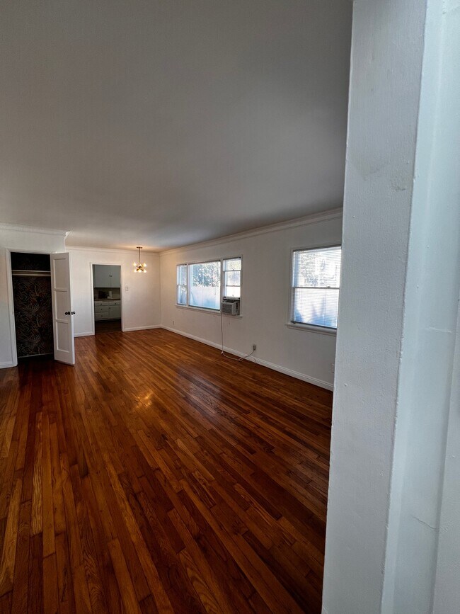Building Photo - 3880 Roble Vista Dr
