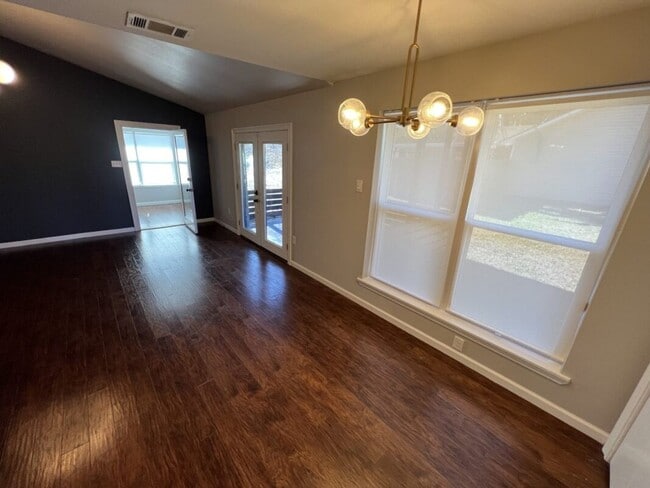 Building Photo - Beautifully Updated 3 Bedroom / 2 Bathroom Home – Available Now!