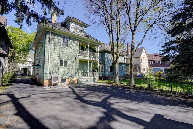 Building Photo - 38 Cornell St