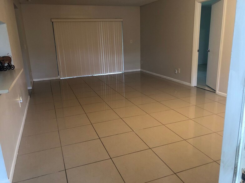 Spacious livingroom - 9647 NW 4th St