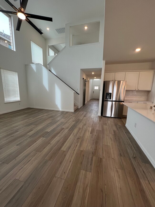 Building Photo - 1124 W Yarrow Ave