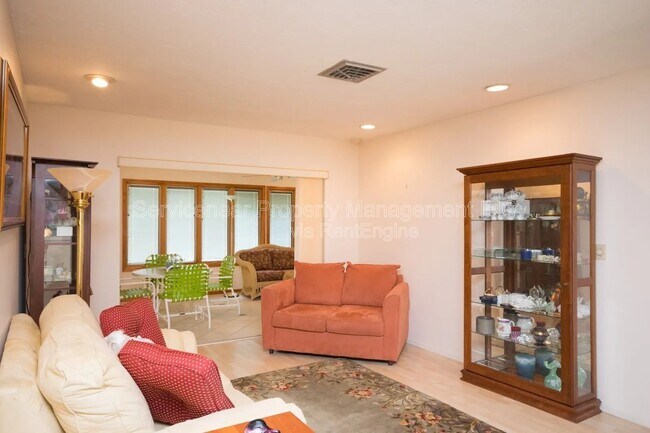 Building Photo - 423 Whispering Oaks Ct