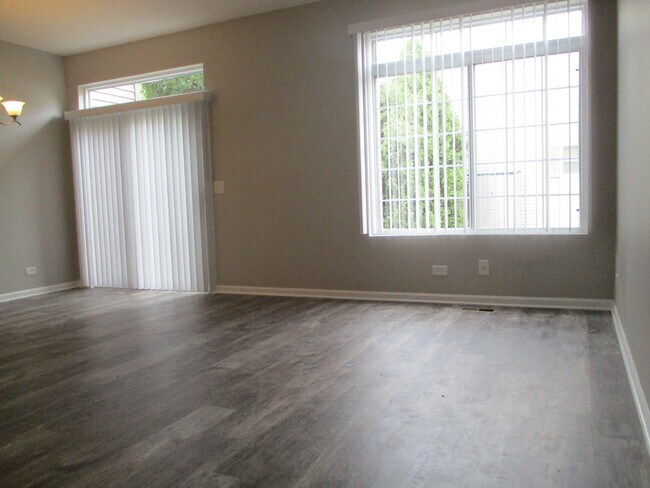 Building Photo - 989 Mesa Dr