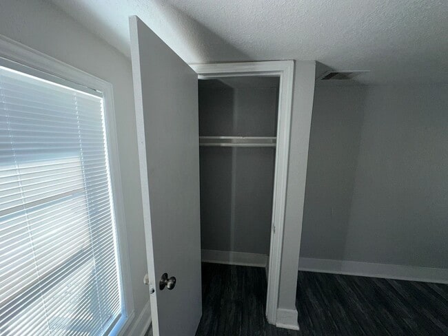 Building Photo - 412 N 8th St