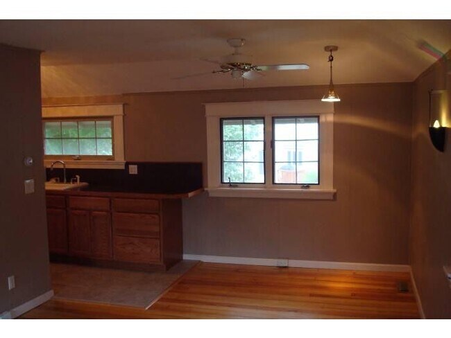 Building Photo - 3240 Pine Lake Rd