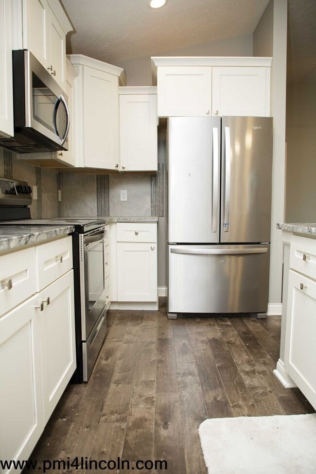 Building Photo - 9800 S 72 St – 5 beds/3 baths/ 3-stall